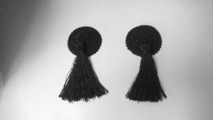Пэстисы черные, плетеные с кисточками