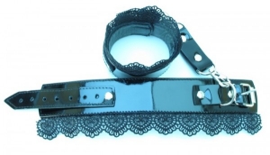 Черные лакированные наручники "BDSM" с кружевом.