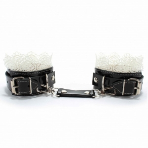 Лаковые наручники "BDSM-Light" с белым кружевом.