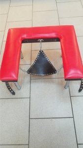 Секс мебель "Кресло королевы" для фэйситтинга, с кольцами для наручников, черно-красное