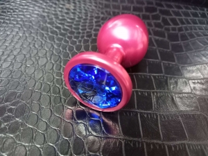 Матовая красно-розовая анальная пробка с синим кристаллом "Ювелир"