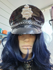 Виниловая фуражка полицейского с серебристой кокардой 