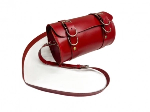 Набор "BDSM Arsenal" сумка с аксессуарами кожаная красная, черные ошейник, наручники и поножи